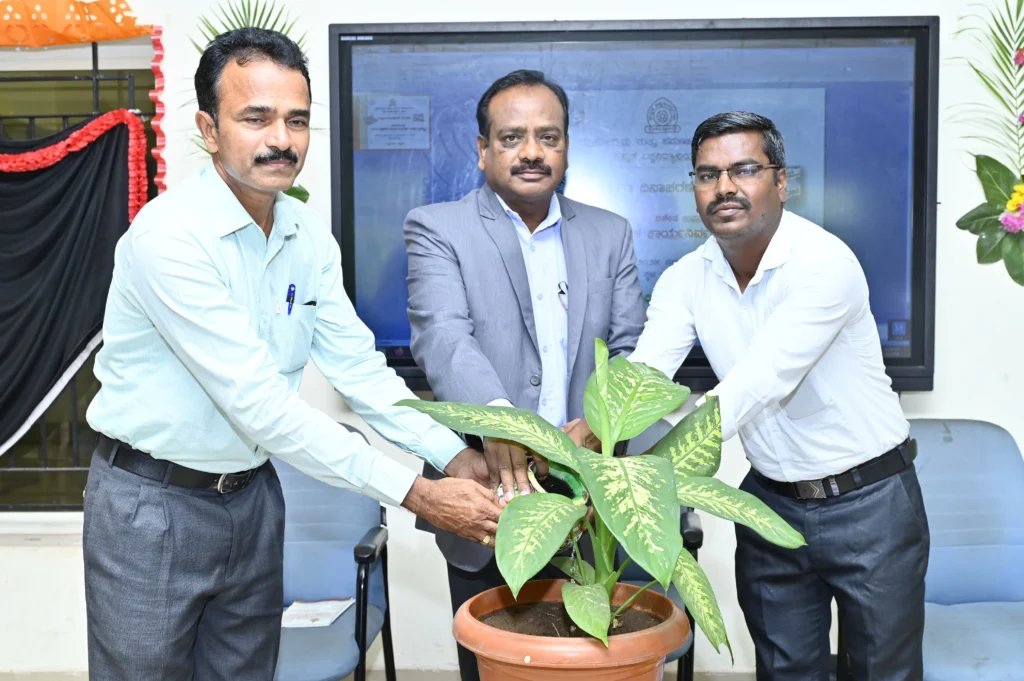 ಕನ್ನಡ ವಿಶ್ವವಿದ್ಯಾಲಯದಲ್ಲಿ ಪತ್ರಿಕೋದ್ಯಮ ವಿಭಾಗದಿಂದ ಗುರುವಾರ ಹಮ್ಮಿಕೊಂಡಿದ್ದ "ಕನ್ನಡ ಪತ್ರಿಕಾ ದಿನಾಚರಣೆ" ನಿಮಿತ್ತ ಆಯೋಜಿಸಿದ್ದ ವಿಶೇಷ ಉಪನ್ಯಾಸ ಕಾರ್ಯಕ್ರಮವನ್ನು ಡಾ.ಡಿ.ವಿ.ಪರಮಶಿವಮೂರ್ತಿ ಸಸಿಗೆ ನೀರುಣ್ಣಿಸುವ ಮೂಲಕ ಉದ್ಘಾಟಿಸಿದರು.