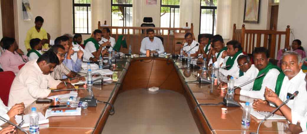 A meeting was held at the District Collector's office hall to discuss the problems of farmers. Leaders of pro-farmer organizations, Kanthu Patil, Shantu Mandarwada and others were present.